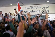 صورة تبين تضاهر بعض الأطباء والممرضين في مجمع السلمانية الطبي (المصدر - منتدى البحرين)