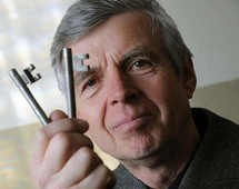 المعتقل السابق جيلبرت فوريان في معتقل جهاز أمن الدولة الشرقية السابق المعروف باسم شتازي يمسك مفاتيح زنزانته