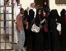سعوديات أمام مركز انتخابي