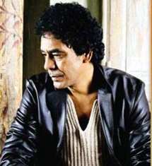 محمد منير يغني للثورة المصرية أمام أعلى برج في العالم