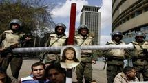 تسعة قتلى في مواجهات طائفية بالقاهرة والجيش يتعهد بمعاقبة مثيري الاضطرابات تسعة قتلى في مواجهات طائفية بالقاهرة والجيش يتعهد بمعاقبة مثيري الاضطرابات