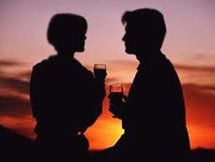 الرجل يعرض مشاعره بسرعة لأنه يبحث عن الجنس