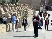 يقصد السياح غالبا منتجعات البحر الاحمر والاثار الفرعونية يقصد السياح غالبا منتجعات البحر الاحمر والاثار الفرعونية