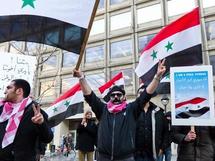 مزيد من الدبابات في المدن وامن مكثف في "جمعة الحرائر" بسورية مزيد من الدبابات في المدن وامن مكثف في "جمعة الحرائر" بسورية
