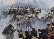 الجماهير الثائرة تقول بأنها تحب أوطانها بطريقة أخرى كجزء من القرية الكونية الجماهير الثائرة تقول بأنها تحب أوطانها بطريقة أخرى كجزء من القرية الكونية