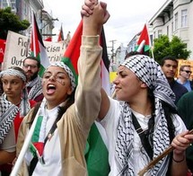 ردد المتظاهرون هتافات تدعو الى عدم التفريط بحق عودة كل اللاجئين