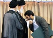 احمدي نجاد يقبل يد مرشد الثورة الايرانية احمدي نجاد يقبل يد مرشد الثورة الايرانية