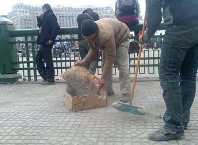 الثوار ينظفون ميدان التحرير بعد تنحي مبارك