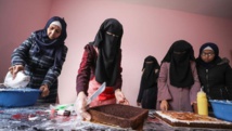 صناعة الكعك.. طوق نجاه لفلسطينيات من مستنقع الفقر صناعة الكعك.. طوق نجاه لفلسطينيات من مستنقع الفقر