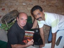 الكاتب البريطاني آلان شادراك ينفذ حكم السجن بسبب كتابة الذي ينتقد عقوبة الاعدام في سنغافورة