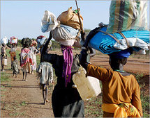 مدنيون يفرون من منطقة أبيي عقب اشتباكات سابقة بين الجيش السوداني مدنيون يفرون من منطقة أبيي عقب اشتباكات سابقة بين الجيش السوداني