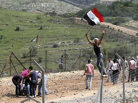 متظاهر يرفع العلم السوري على حدود الجولان المحتل - ارشيف متظاهر يرفع العلم السوري على حدود الجولان المحتل - ارشيف