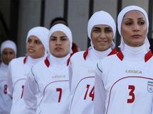 لاعبات إيران باللباس الاسلامي