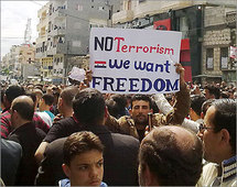 سوريون يطالبون بالحرية