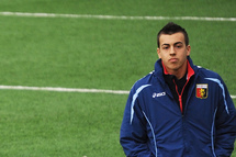 لاعب خط وسط نادي جنوة الإيطالي لكرة القدم الصاعد ستيفان الشعراوي