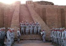 جنود اميركيون على مدخل اهم آثار اور البابلية