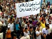 الثوار السوريون يحرصون دوما على لافتات تثبت سلميتهم وتحضرهم