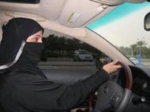 مخالفات خجولة لسعوديات وراء مقود سياراتهن تجاوبا مع حملة تحدي المنع