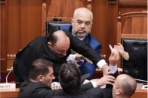 نائب معارض يرش الحبر على رئيس وزراء ألبانيا نائب معارض يرش الحبر على رئيس وزراء ألبانيا