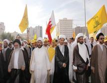 المعارضين البحريين يرفعون صور كبار الشخصيات الايرانية واعلام حزب الله في مسيراتهم (ارشيف)