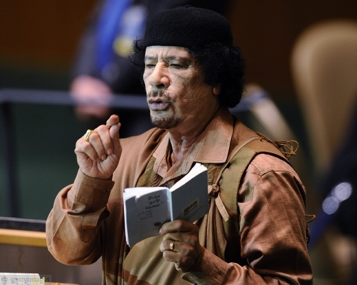 العقيد القذافي يهدد خصومه بعد الثورة