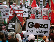 متظاهرون من اجل رفع الحصار وايصال المساعدات