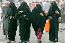 مستشار للملك و رجل دين سعودي نافذ يجيز للمرأة السفر بدون محرم