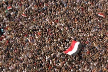 المعتصمون في التحرير مصرون على البقاء رغم  الحر وتحذيرات الجيش