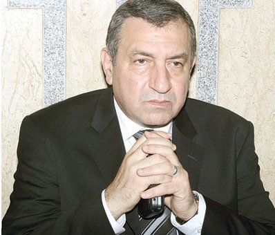 عصام شرف يشكل وزارة جديدة و يختار محمد كامل عمرو وزيرا للخارجية المصرية 