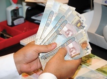 حكومة البحرين تقر زيادات كبيرة على الرواتب
