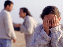 عندما يتشاجر الآباء.. ينبغي عليهم توضيح الأمر للأطفال