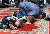 رئيس طاجكستان يصادق على قانون حظر دخول المساجد على من هم دون الـ18 عاما