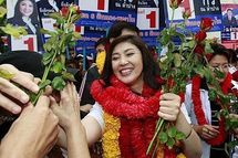 يانجلاك شيناواترا  أول امرأة رئيسة للوزراءفي  تايلاند