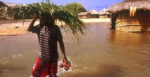 وكالات الإغاثة تسارغ لمنع انتشار الأمراض وسط فيضانات موزمبيق