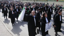 الجزائر.. مسيرة حاشدة للمحامين ضد تمديد حكم بوتفليقة