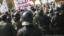 السلطات المغربية تفرّق مظاهرة لآلاف المدرسين بالقوة