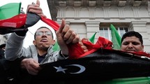 الثوار العرب "يقتلون الأب" ويمزقون أعلامهم