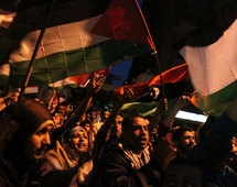 المتظاهرون يرفعون العلم الفلسطيني أمام السفارة الإسرائيلية في القاهرة المتظاهرون يرفعون العلم الفلسطيني أمام السفارة الإسرائيلية في القاهرة
