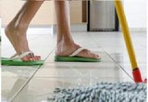 شركة أمريكية توفر خادمات يعملن عاريات
