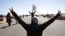 فرح غامر بين سكان طرابلس رغم قبضة الموالين للقذافي الذي يواجه مصيراُ مجهولاً فرح غامر بين سكان طرابلس رغم قبضة الموالين للقذافي الذي يواجه مصيراُ مجهولاً