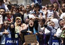 مقتل اثنين في حماة و 3 اشخاص في حمص بعد ساعات من إعلان الأسد تحسن الوضع الأمني مقتل اثنين في حماة و 3 اشخاص في حمص بعد ساعات من إعلان الأسد تحسن الوضع الأمني