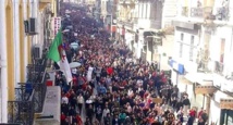 جزائريون يبتكرون طريقة خاصة للاحتجاج لحل مشاكلهم