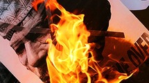 في مقر القذافي المهمة هي تدمير رموز السلطة في مقر القذافي المهمة هي تدمير رموز السلطة