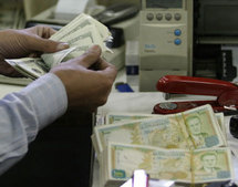سوريا اوقفت التعامل بالدولار و اقتصادها تاثر بالعقوبات الا انه لا يزال متماسكا سوريا اوقفت التعامل بالدولار و اقتصادها تاثر بالعقوبات الا انه لا يزال متماسكا
