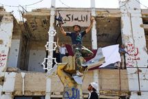 المعارضة المسلحة تواصل سيطرتها على مطار طرابلس رغم نيران الموالين للقذافي المعارضة المسلحة تواصل سيطرتها على مطار طرابلس رغم نيران الموالين للقذافي