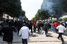 حظر تجول في مدينتين تونسيتين بعد مقتل فتاة وإصابة عشرات في أعمال عنف حظر تجول في مدينتين تونسيتين بعد مقتل فتاة وإصابة عشرات في أعمال عنف