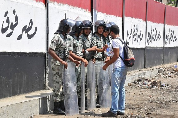 الجدار الفولاذي الذي انشئ لحماية السفارة الاسرائيلية ,, فحطمه المصريون الجدار الفولاذي الذي انشئ لحماية السفارة الاسرائيلية ,, فحطمه المصريون