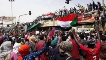   المعارضة السودانية رفضت "الانقلاب" وتواصل الاعتصام