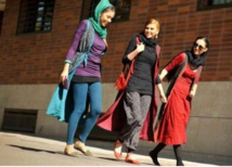 الحكم بالسجن لمدة عام على إيرانية خلعت حجابها في قلب طهران