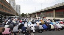 مئتا مسلم يتحدون حظر الصلاة بالشارع بحي "غوت دور" الباريسي مئتا مسلم يتحدون حظر الصلاة بالشارع بحي "غوت دور" الباريسي